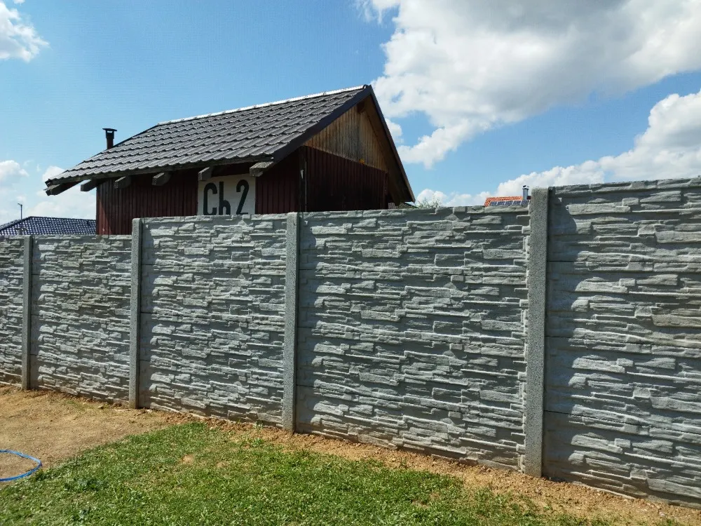 Betonový plot se vzorem štípaného kamene