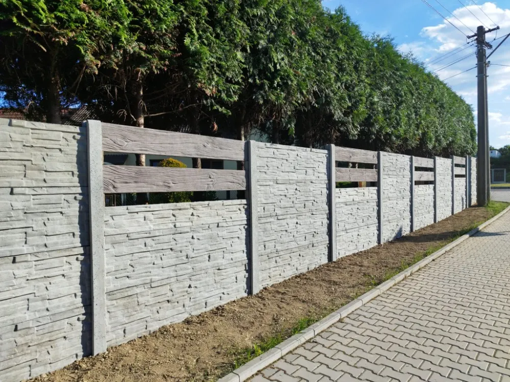 Hotový betonový plot kombinovaný s dřevodekorem