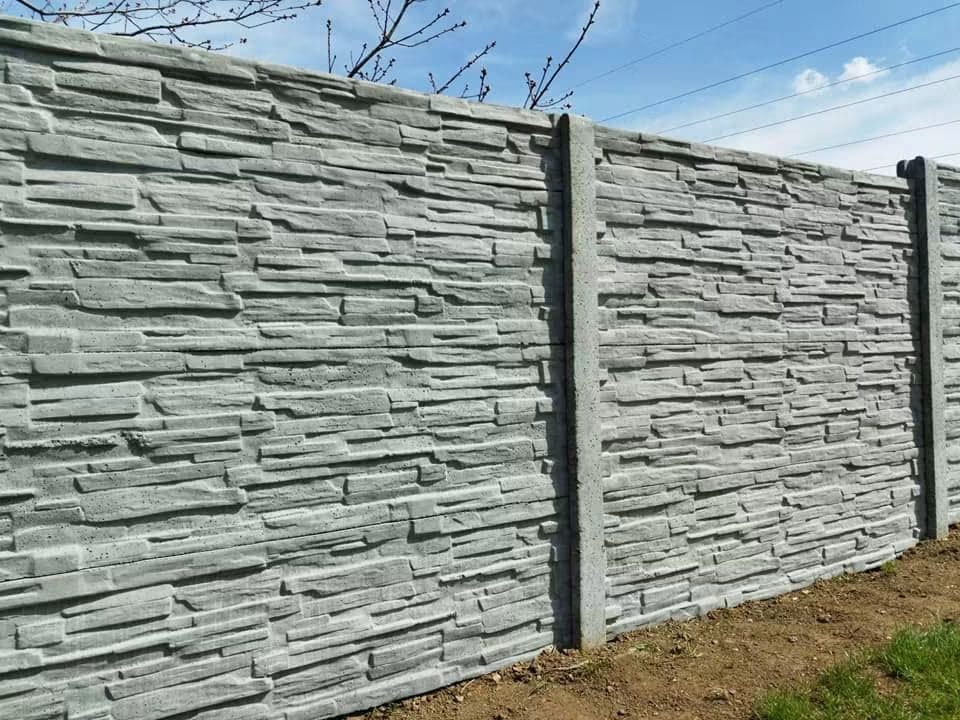 Světlý betonový plot s plastickým kamenným vzorem