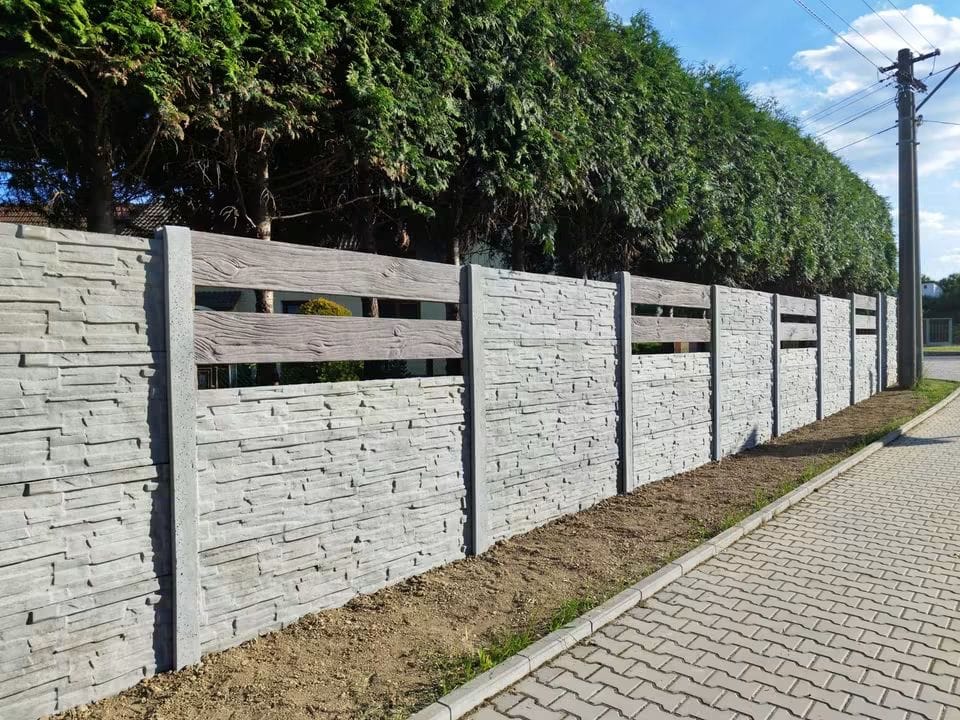Světlý betonový plot kombinovaný s vodorovnými prvky v dřevodekoru