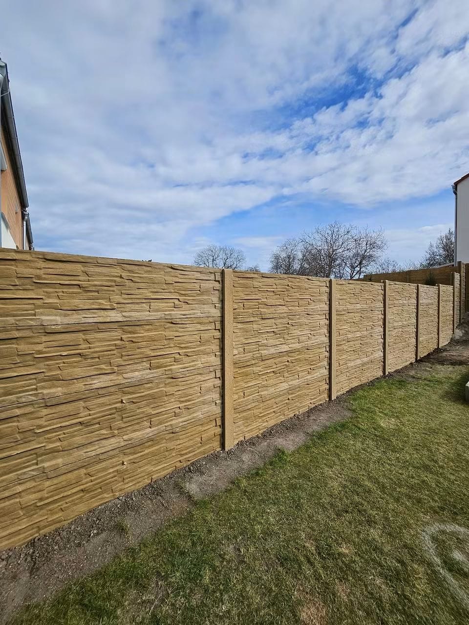 Pískový betonový plot se skládaným kamenným dekorem